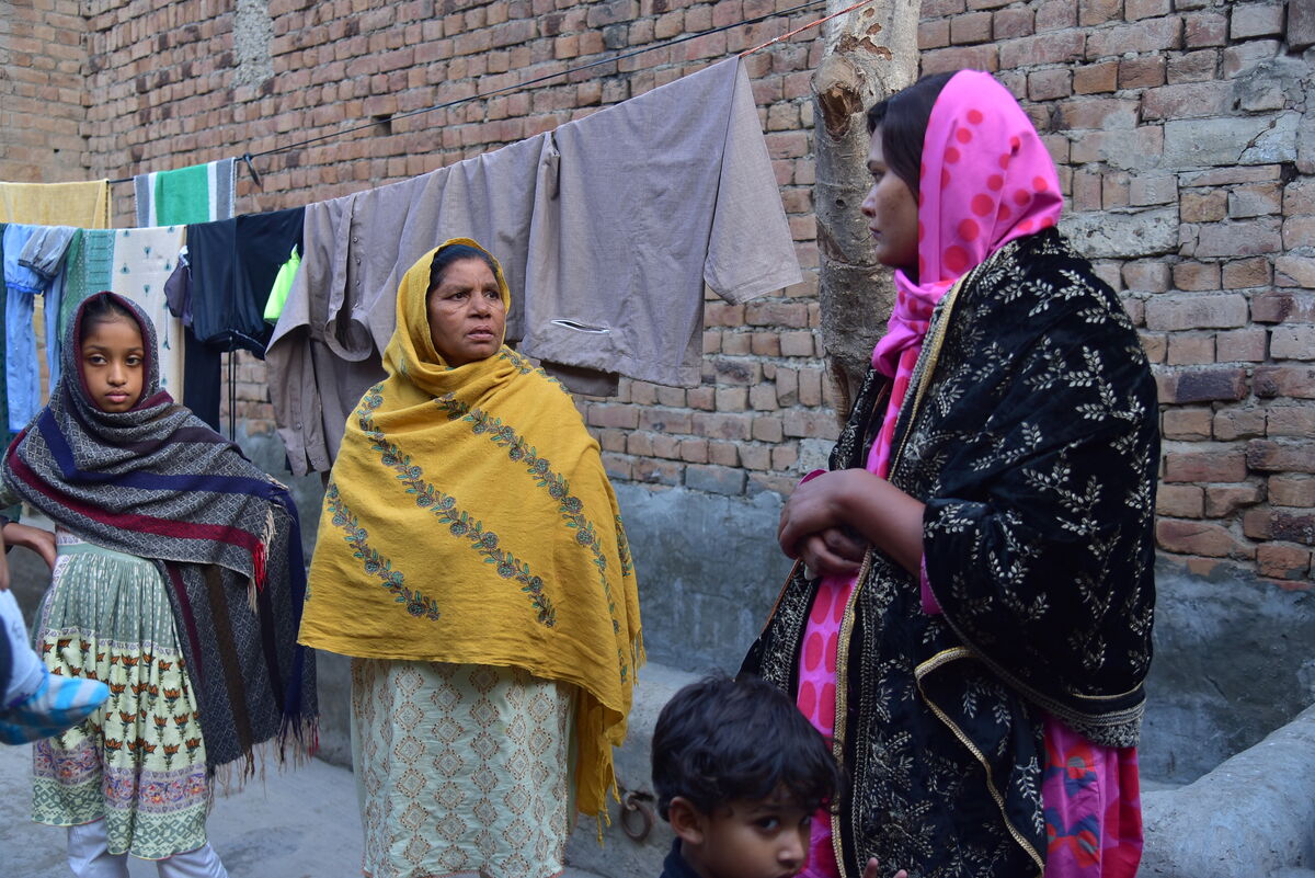 Kingdom Ark relief and prayer among families in Jaranwala
